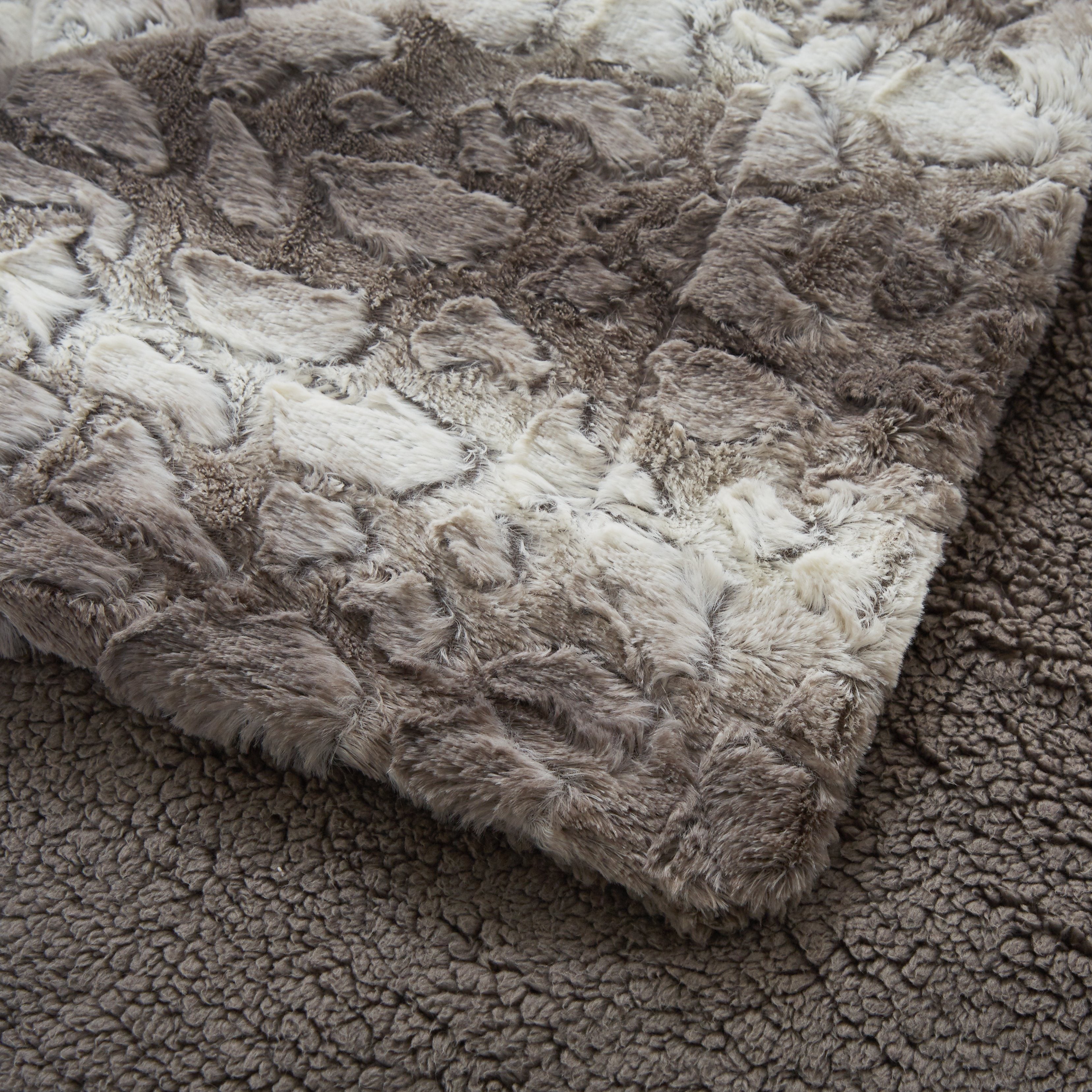 Tache Silver Snow Giraffe Faux Fur Throw Blanket (DY16)