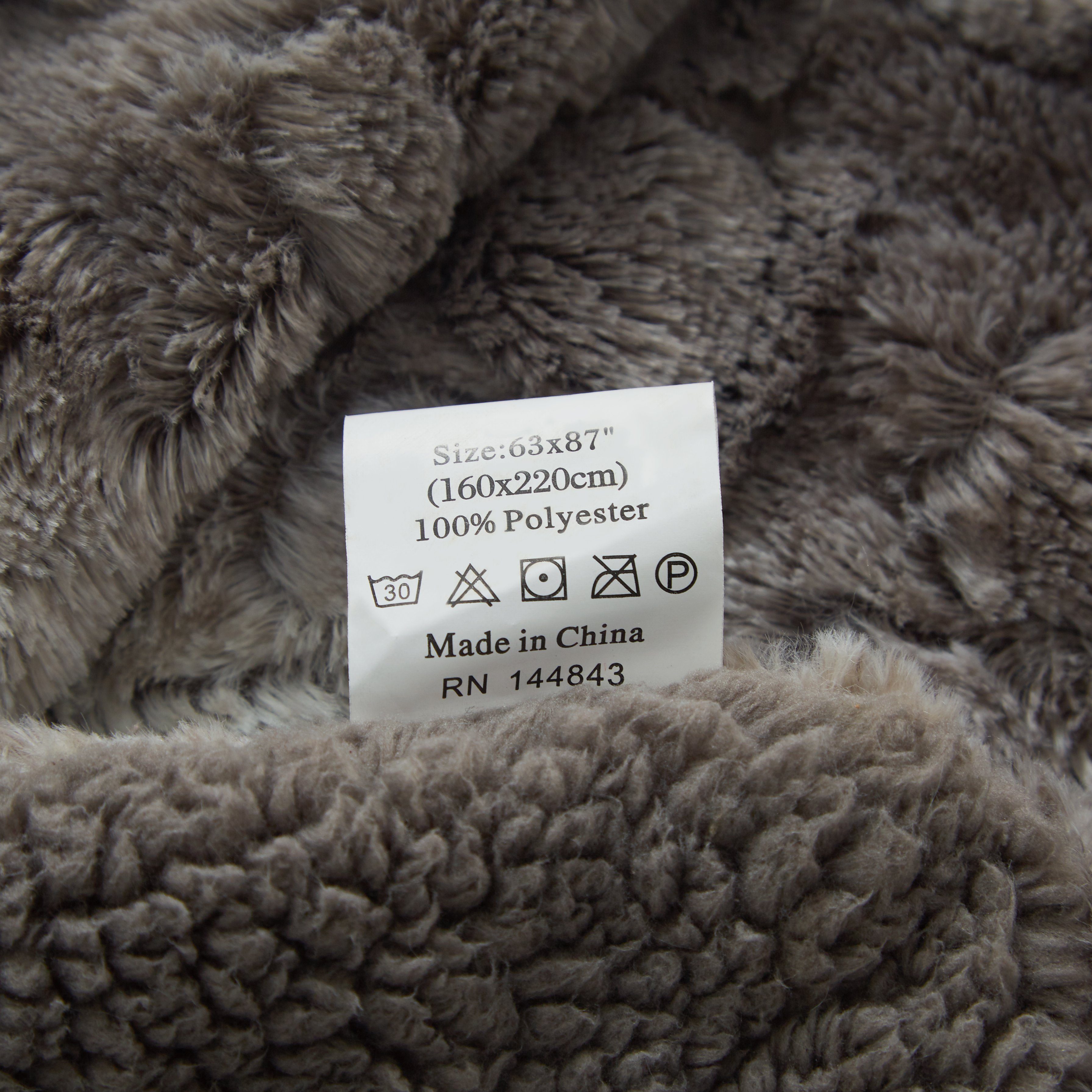 Tache Silver Snow Giraffe Faux Fur Throw Blanket (DY16)